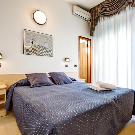 Hotel Villa Dei Gerani Rimini Buitenkant foto