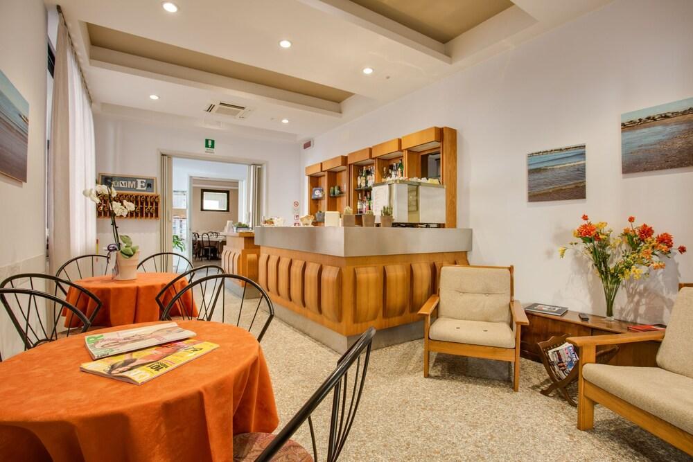 Hotel Villa Dei Gerani Rimini Buitenkant foto