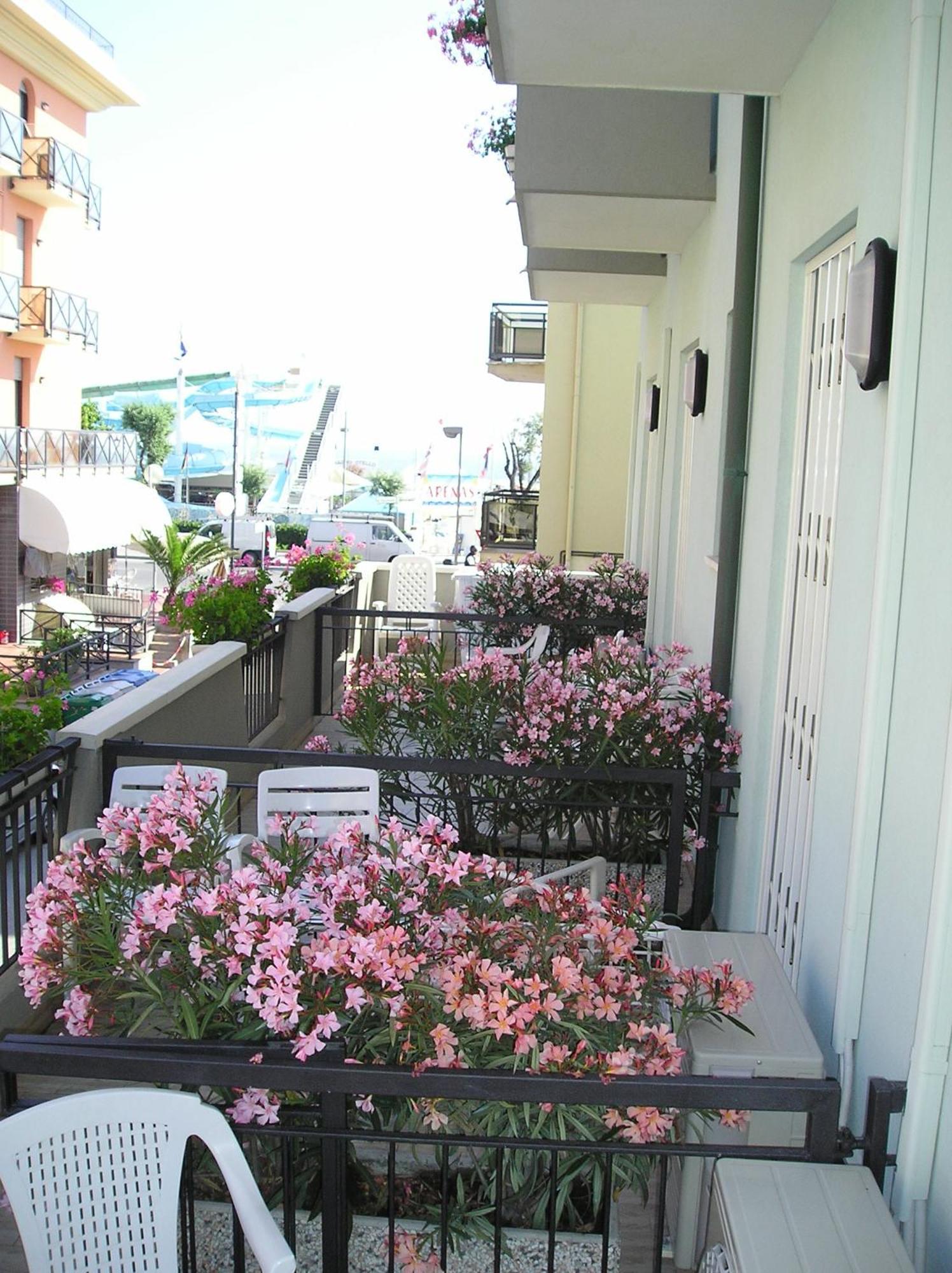 Hotel Villa Dei Gerani Rimini Buitenkant foto