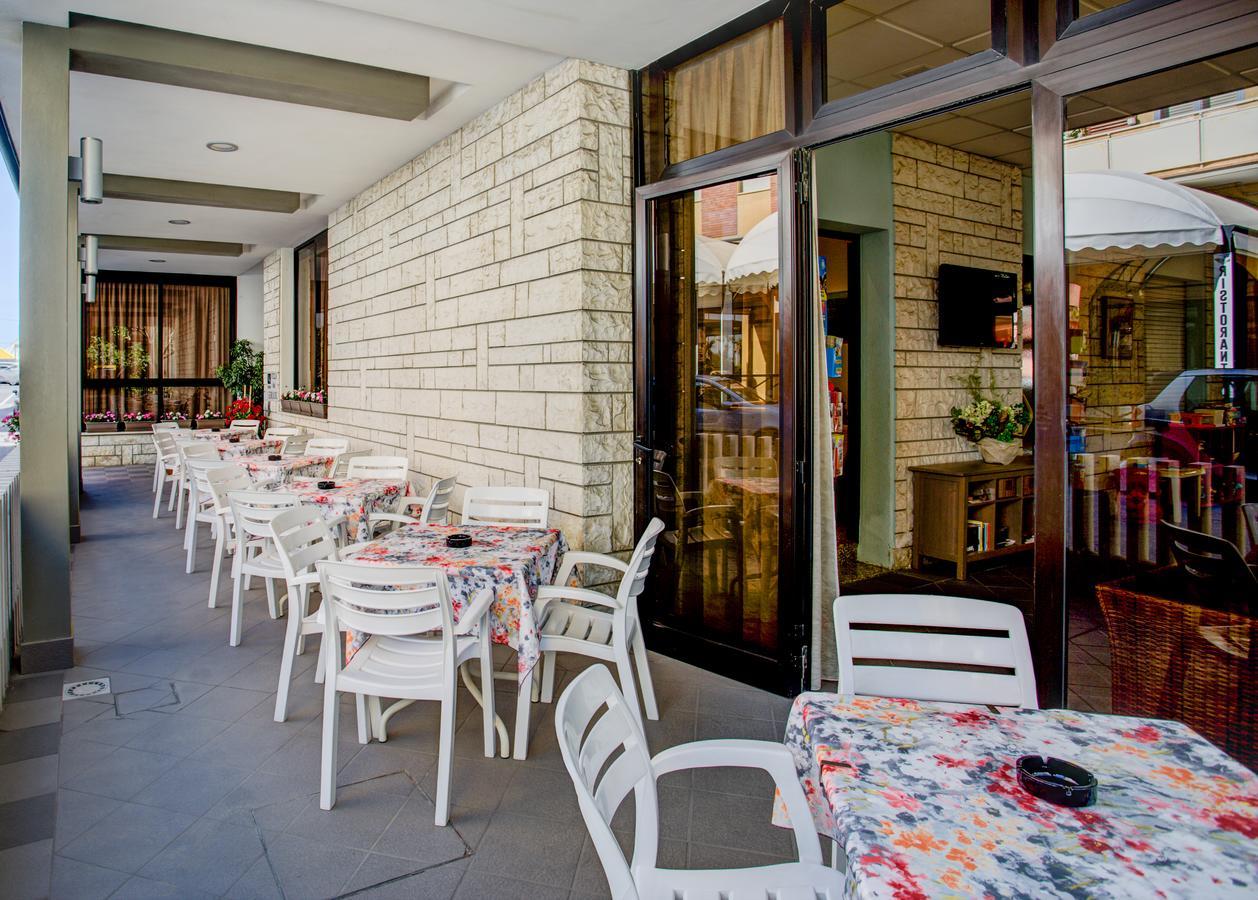 Hotel Villa Dei Gerani Rimini Buitenkant foto