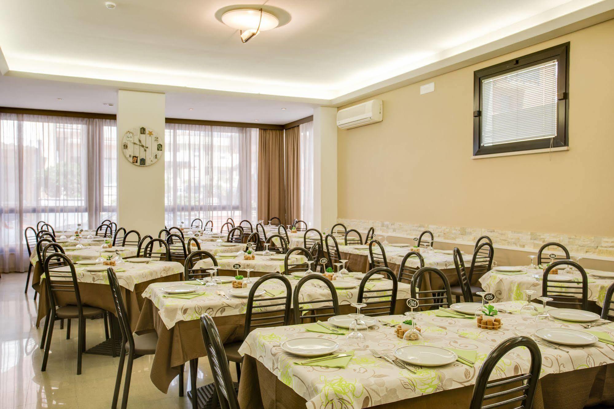 Hotel Villa Dei Gerani Rimini Buitenkant foto